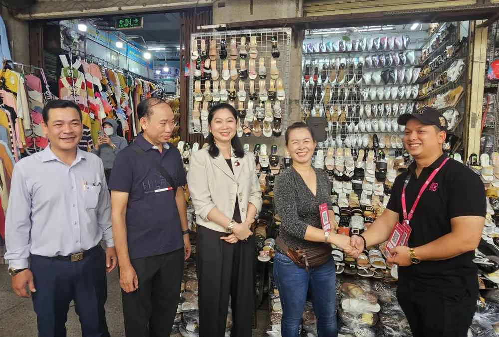 Giới thiệu và tặng mã QR code cho tiểu thương tại chợ Tân Bình