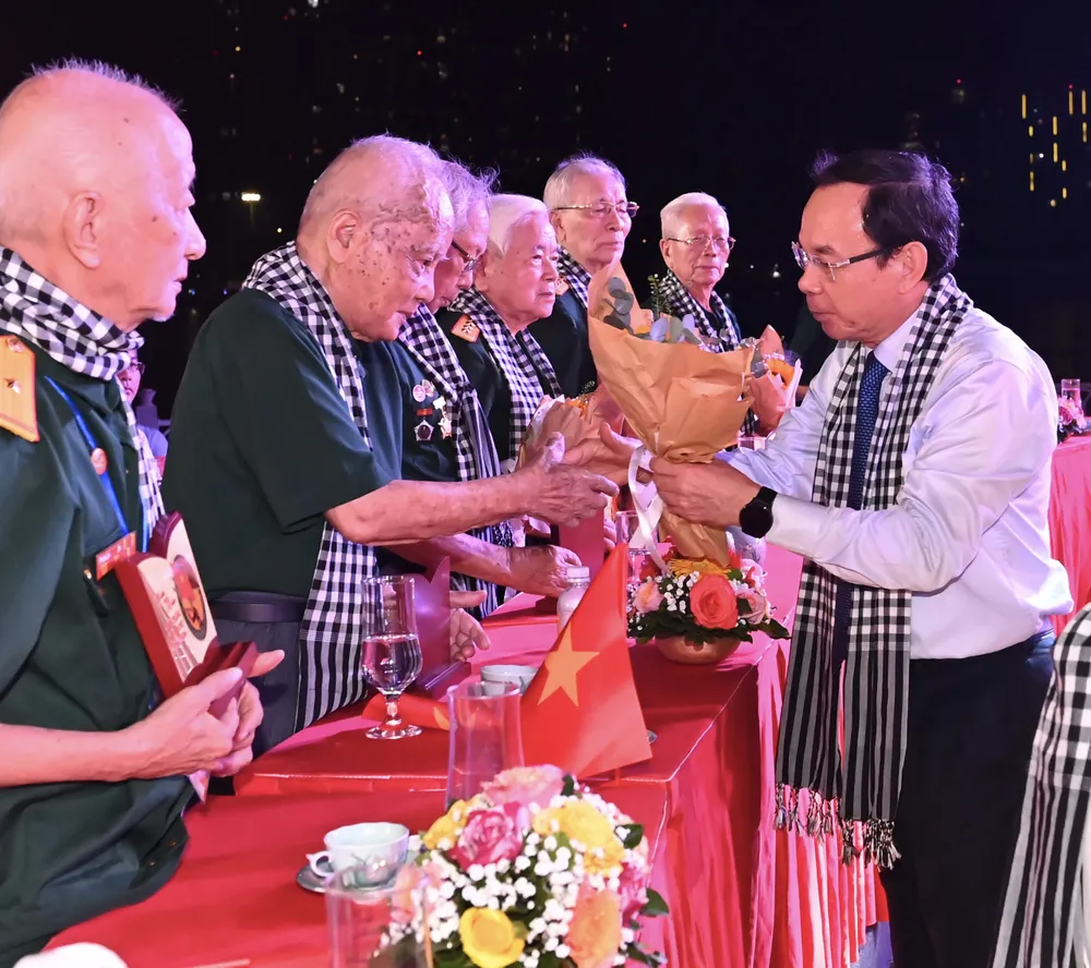 Bí thư Thành ủy TPHCM Nguyễn Văn Nên tặng Kỷ niệm chương cho các cựu chiến sĩ Điện Biên, TNXP, dân công hỏa tuyến đã tham gia Chiến dịch Điện Biên Phủ Ảnh VIỆT DŨNG.jpg