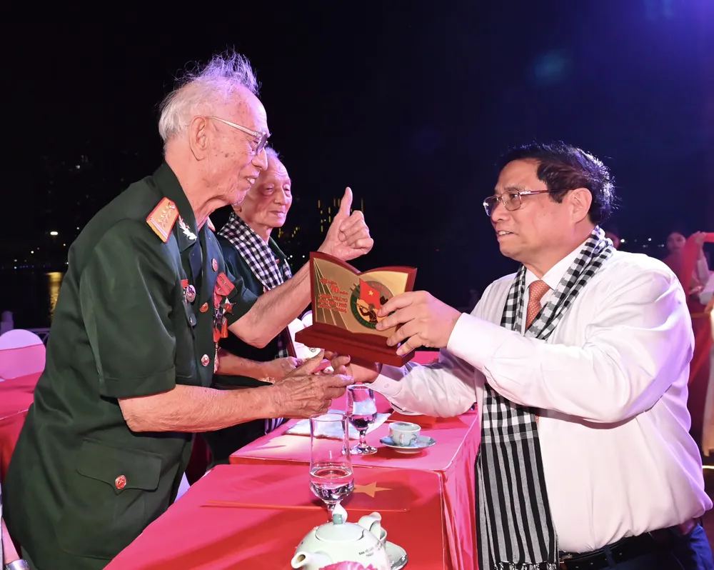 Thủ tướng Phạm Minh Chính  tặng Kỷ niệm chương cho các cựu chiến sĩ Điện Biên, TNXP, dân công hỏa tuyến đã tham gia Chiến dịch Điện Biên Phủ. Ảnh VIỆT DŨNG.jpg