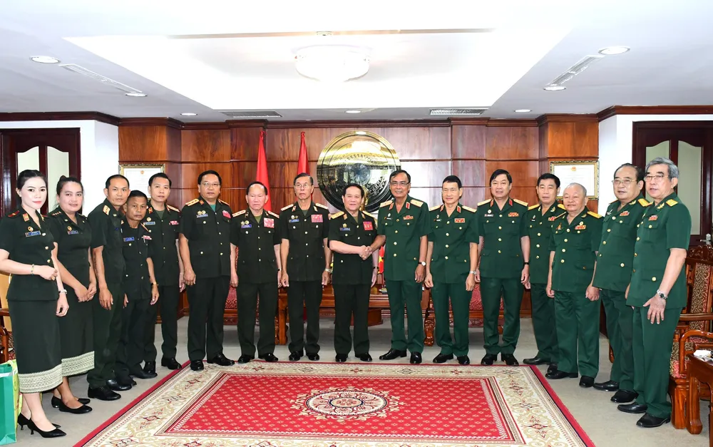 Đoàn đại biểu chụp hình lưu niệm tại buổi gặp mặt