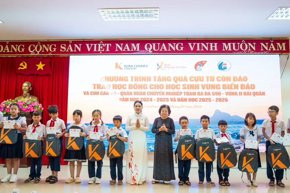 5. Bà Trương Mỹ Hoa và Bà Đặng Thị Kim Oanh chụp ảnh cùng các em học sinh tại Côn Đảo.jpg