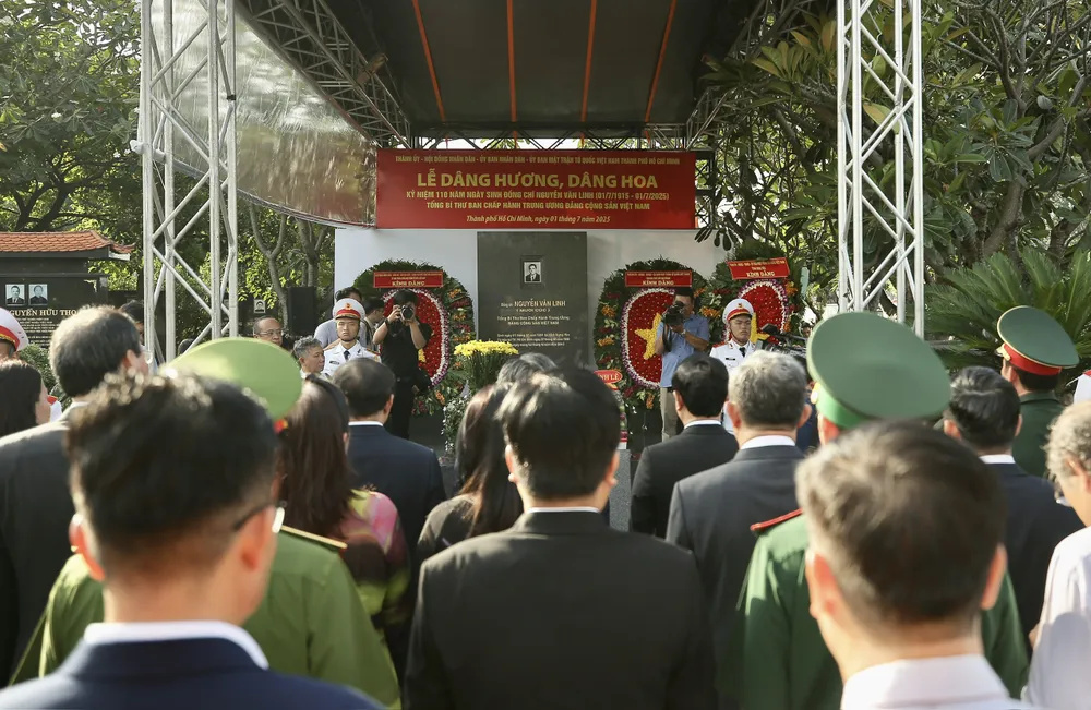 Đoàn đại biểu TPHCM dâng hương, dâng hoa tưởng niệm Tổng Bí thư Nguyễn Văn Linh