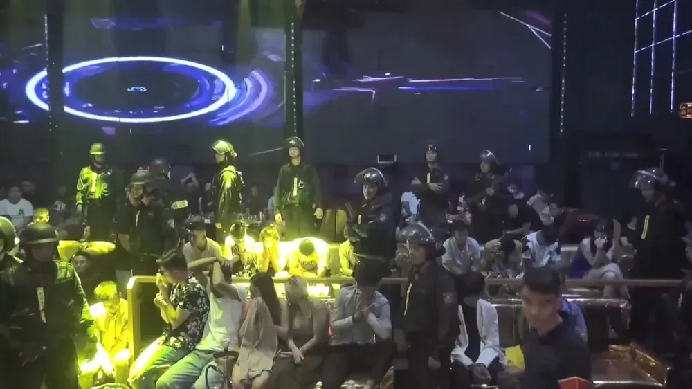 Công an TPHCM đồng loạt kiểm tra 3 quán bar, phát hiện 186 người dương tính ma tuý