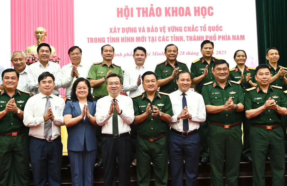 Xây dựng và bảo vệ Tổ quốc phù hợp với từng giai đoạn phát triển