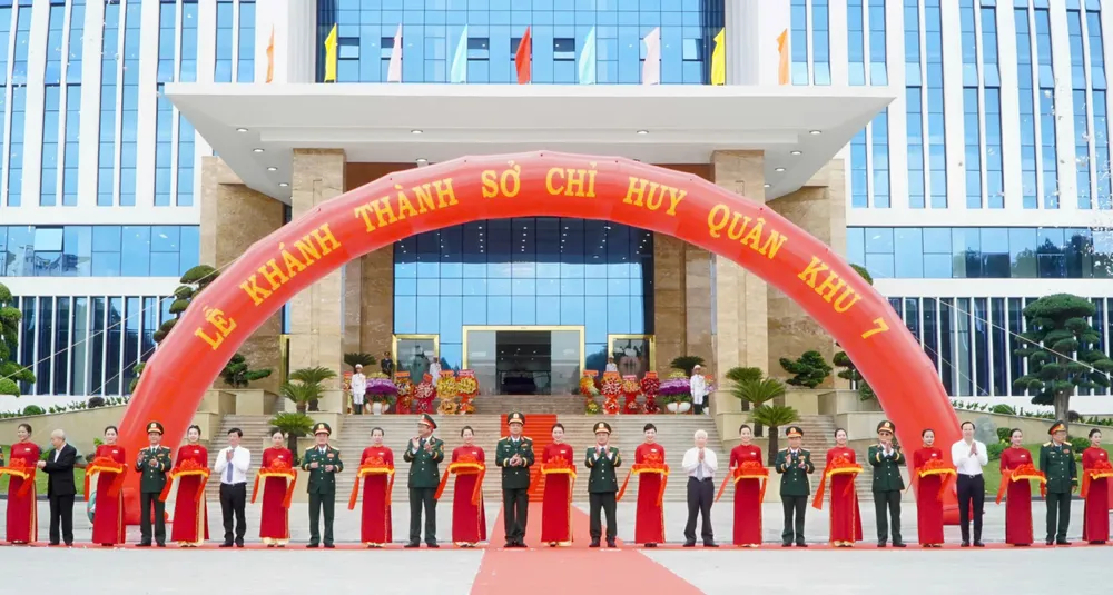 Đại biểu cắt băng khánh thành Sở Chỉ huy