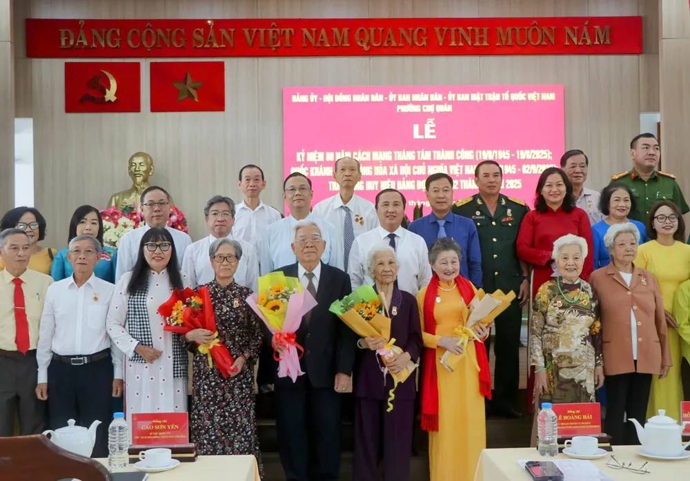 31 đảng viên Đảng bộ phường Chợ Quán nhận Huy hiệu Đảng đợt 2-9