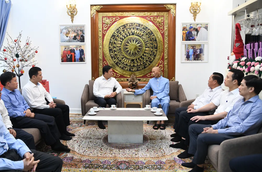 این هیئت از شوالیه گراند کراس جان باپتیست لو دوک تین عیادت و جویای حال او شد. DSC_5944.JPG