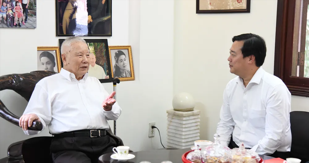 رفیق لو کوک فونگ با پروفسور-دکترای علوم، هو سی تونگ، گفتگو میکند DSC_6022.JPG