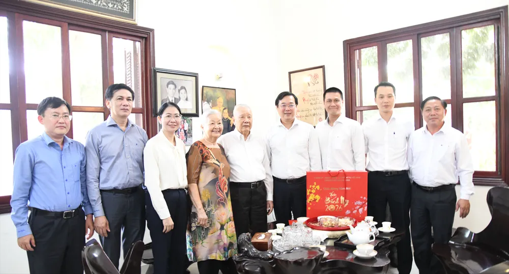 هیئت نمایندگی شهر هوشی مین هدایای عید تت را به پروفسور-دکترای علوم، هو سی توانگ، اهدا کرد. DSC_6068.JPG