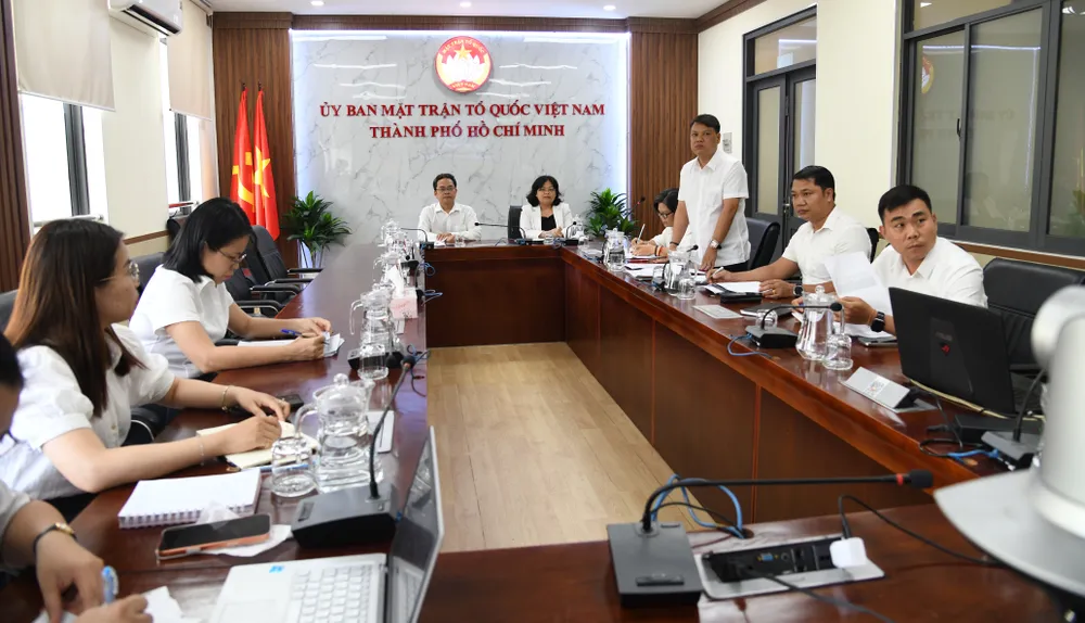 Hội nghị lắng nghe hướng dẫn công tác chuẩn bị tiếp xúc cử tri