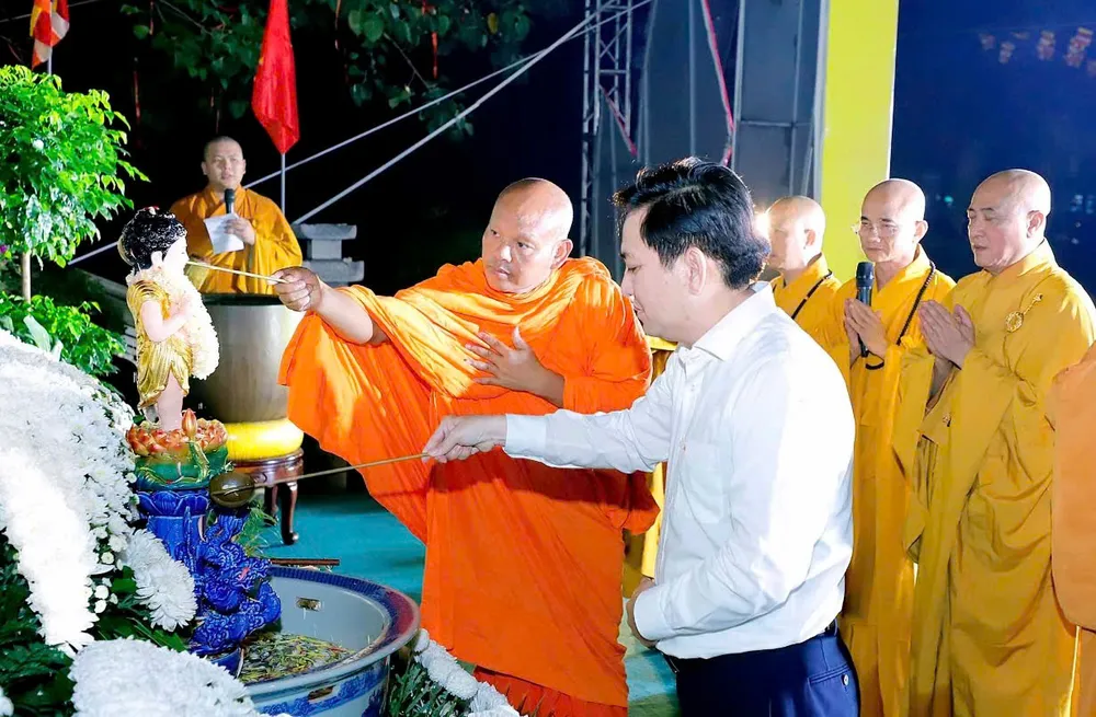 Chư tôn đức cùng đại diện các ban, ngành TPHCM, lãnh đạo một số phường thực hiện khóa lễ Tắm Phật (4).jpg