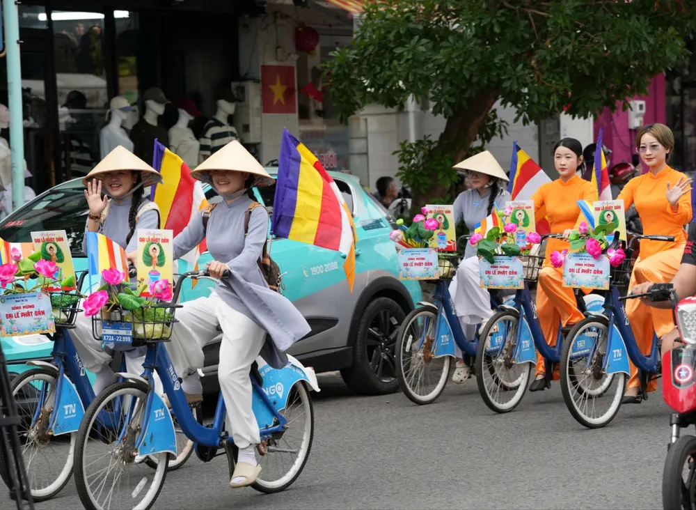 Diễu hành xe hoa mừng Phật đản ở Vũng Tàu - 1.jpg