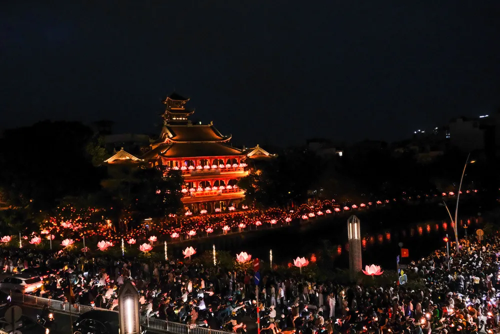 Lễ hội thả hoa đăng diễn ra tại chùa Pháp Hoa, TPHCM - 5.jpg