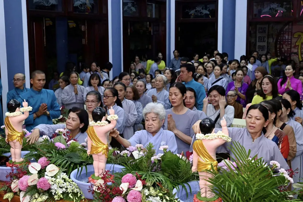 Nghi thức tắm phật tại chùa Liên Trì (phường Vũng Tàu, TPHCM) - 2.jpg