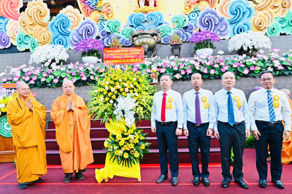Trao hoa của Thành ủy - HĐND - UBND - Ủy ban MTTQ Việt Nam TPHCM mừng Đại lễ Phật đản. Ảnh: VIỆT DŨNG