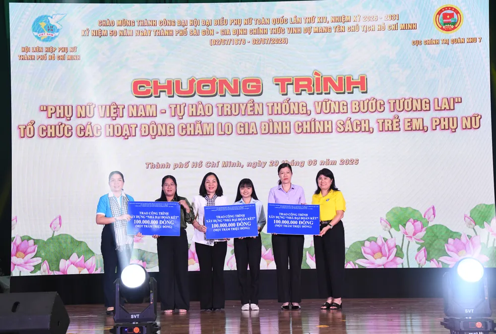Trao kinh phí xây dựng 3 căn nhà cho phụ nữ hộ nghèo, cận nghèo