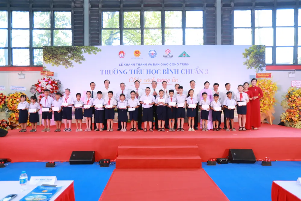 Các Đại biểu tặng học bổng cho các em học sinh có hoàn cảnh khó khăn.JPG