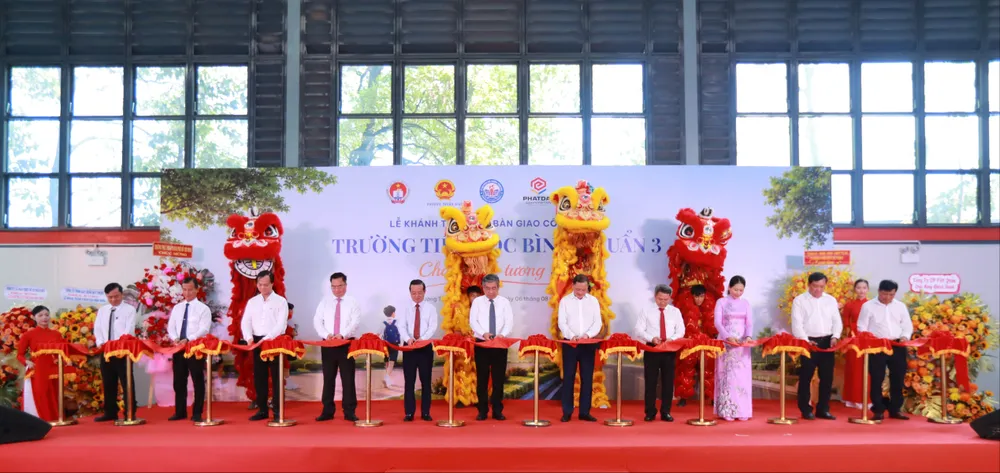 Các lãnh đạo thực hiện nghi thức cắt băng khánh thành Trường Tiểu học Bình Chuẩn 3.JPG