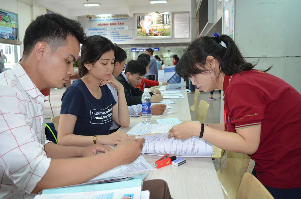 Mức điểm nhận hồ sơ xét tuyển của các trường rất chênh nhau ảnh 1