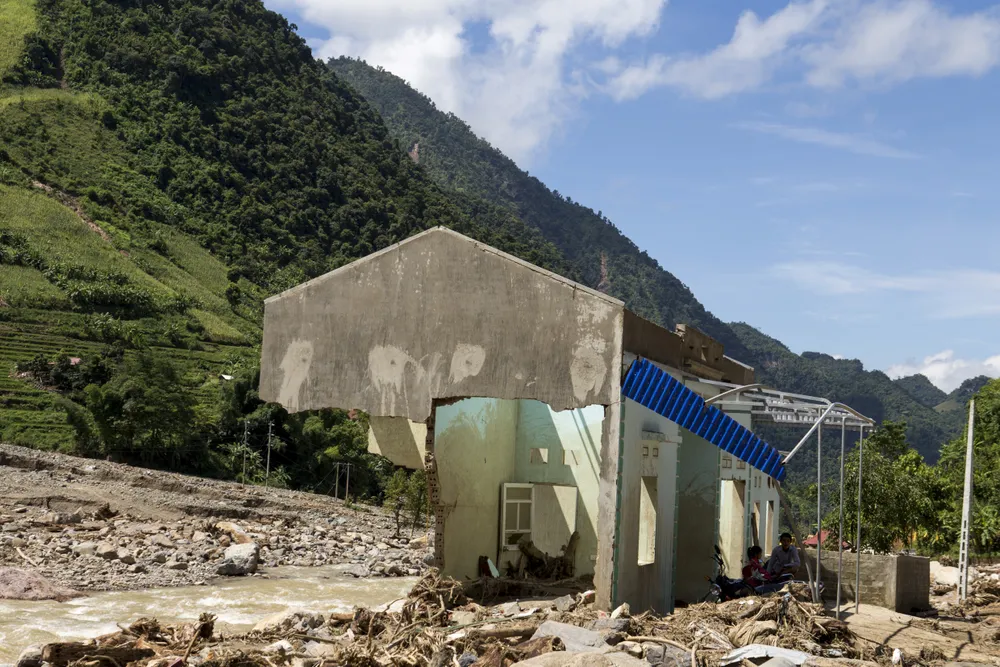 Đến với nhân dân tâm lũ Mường La ảnh 2