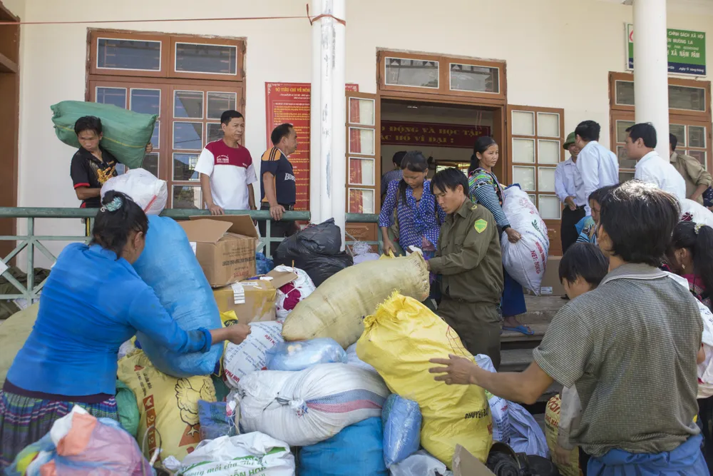 Đến với nhân dân tâm lũ Mường La ảnh 4