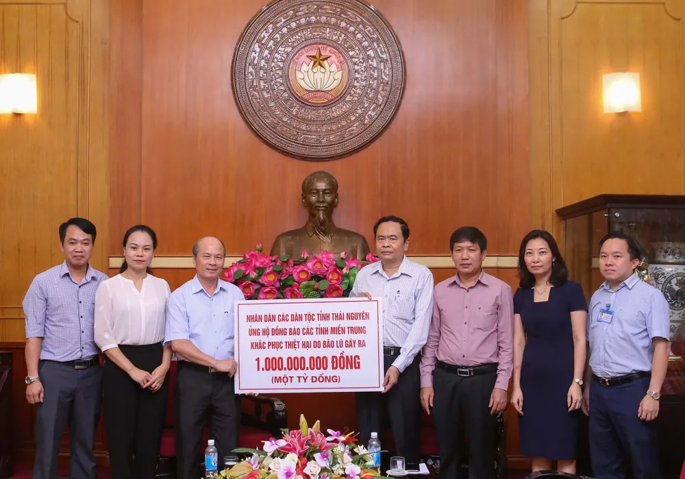 Nhiều nơi ủng hộ đồng bào miền Trung ảnh 1