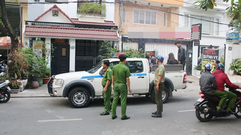 Kiểm tra hàng loạt khách sạn ở TPHCM phát hiện nhiều dân chơi nghi phê ma túy ảnh 5