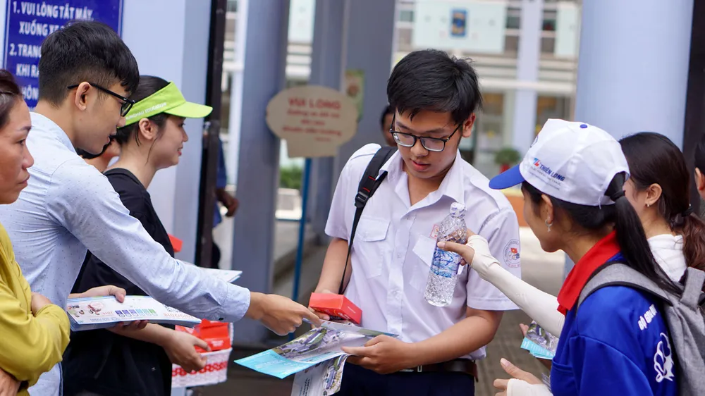 Đề văn về tiềm lực kinh tế: TS Hà Nội than “lệch tủ”, TS TPHCM rạng rỡ ra về ảnh 2