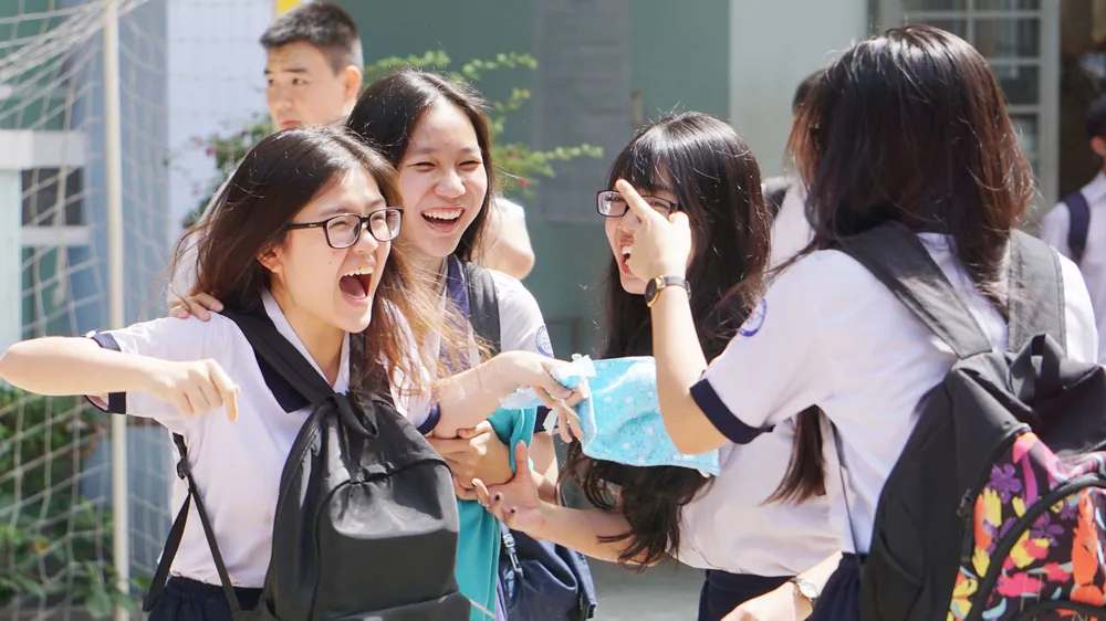 Đề văn về tiềm lực kinh tế: TS Hà Nội than “lệch tủ”, TS TPHCM rạng rỡ ra về ảnh 3