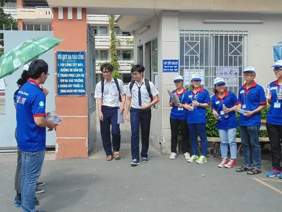 Đề văn về tiềm lực kinh tế: TS Hà Nội than “lệch tủ”, TS TPHCM rạng rỡ ra về ảnh 5