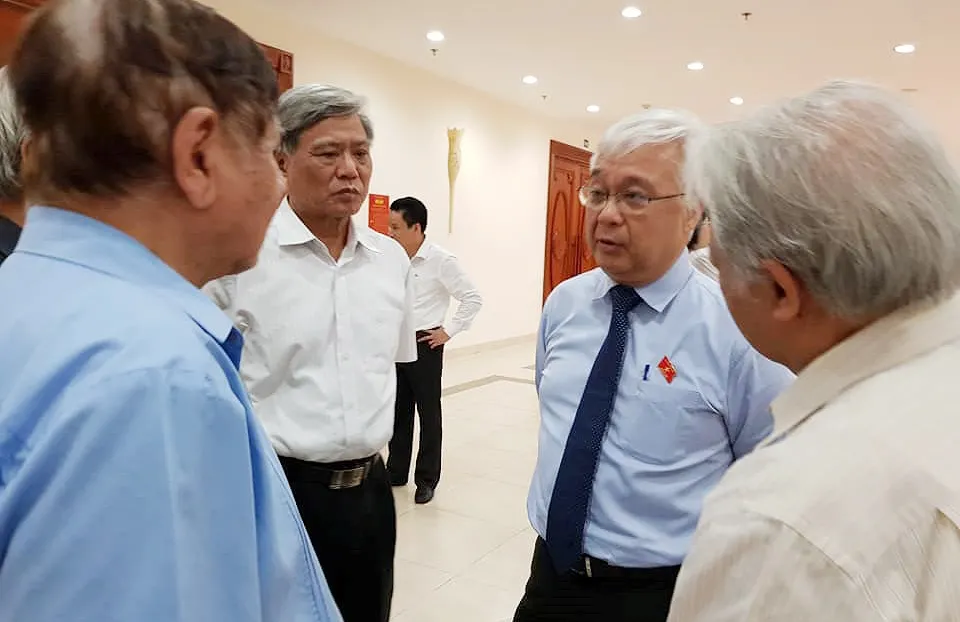 Nên bỏ biên chế vĩnh viễn với cán bộ quản lý giáo dục và giáo viên công lập?  ​ ảnh 1