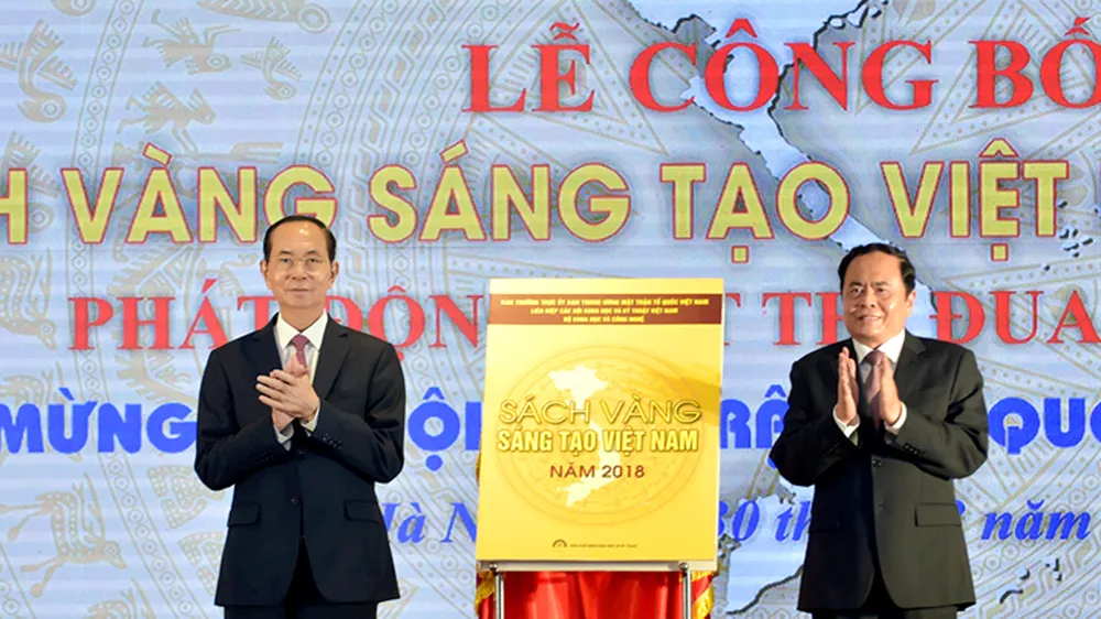  Chủ tịch nước Trần Đại Quang và Chủ tịch Ủy ban TƯ MTTQ Việt Nam Trần Thanh Mẫn  kéo băng khai trương, công bố Sách vàng Sáng tạo Việt Nam 2018 