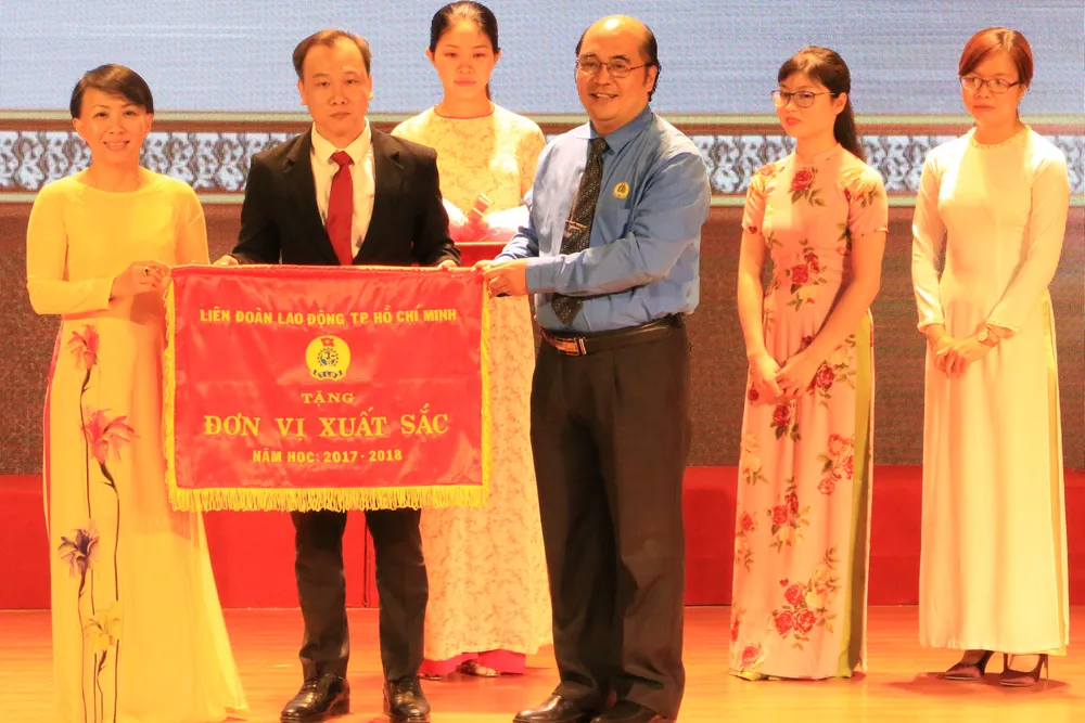 Đại học Quốc tế Hồng Bàng nhận bằng khen trong đổi mới, sáng tạo ảnh 1