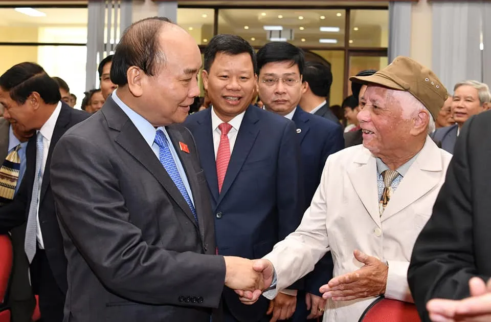 Không để người dân cứ đến bệnh viện, trường học, đi xin việc... là phải đưa phong bì ảnh 1