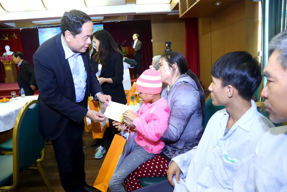 Chủ tịch Ủy ban Trung ương MTTQ Việt Nam tặng quà tết bệnh nhân ung thư ảnh 1