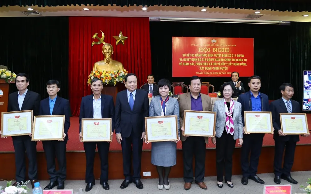 Khen thưởng các tập thể, cá nhân làm tốt công tác giám sát, phản biện xã hội