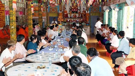 Chúc mừng Tết Chôl Chnăm Thmây tại chùa KhemMapaPhia, ấp 5, xã Vĩnh Trung, huyện Vị Thủy, tỉnh Hậu Giang. Ảnh: TTXVN