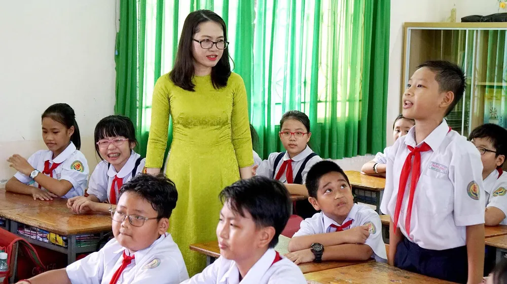 Nhiều đại biểu đề nghị  giáo viên được bố trí công việc như công an, quân đội 