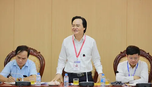 Bộ trưởng Bộ GD-ĐT Phùng Xuân Nhạ kiểm tra công tác thi tại Hoài Đức. Ảnh: ĐỖ TRUNG