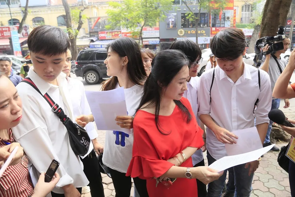 Thí sinh than “khó” với đề thi môn Lịch sử ảnh 9