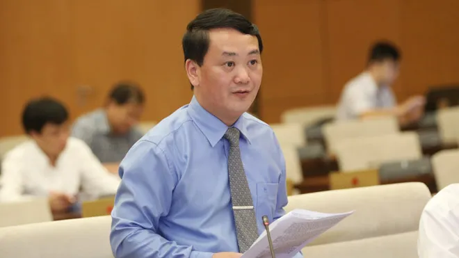 Ông Hầu A Lềnh trình bày báo cáo kiến nghị của cử tri