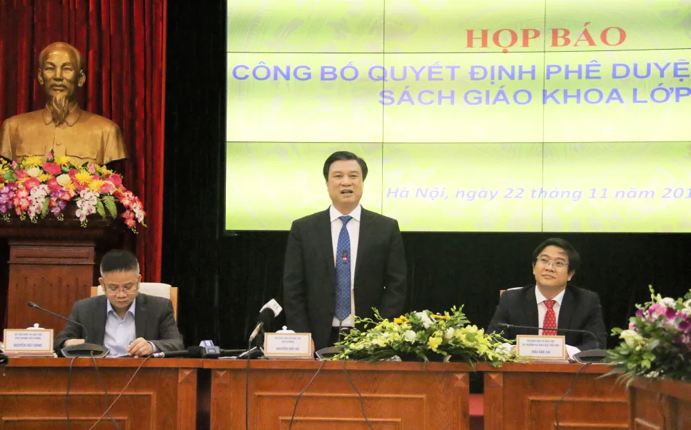 Bộ GD-ĐT chính thức công bố 32 cuốn SGK lớp 1 của 8 môn học ảnh 1