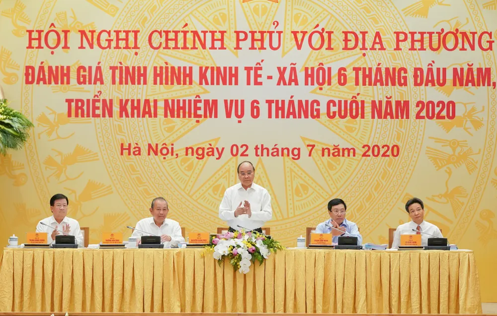 Thủ tướng chủ trì hội nghị với các địa phương. Ảnh QUANG PHÚC