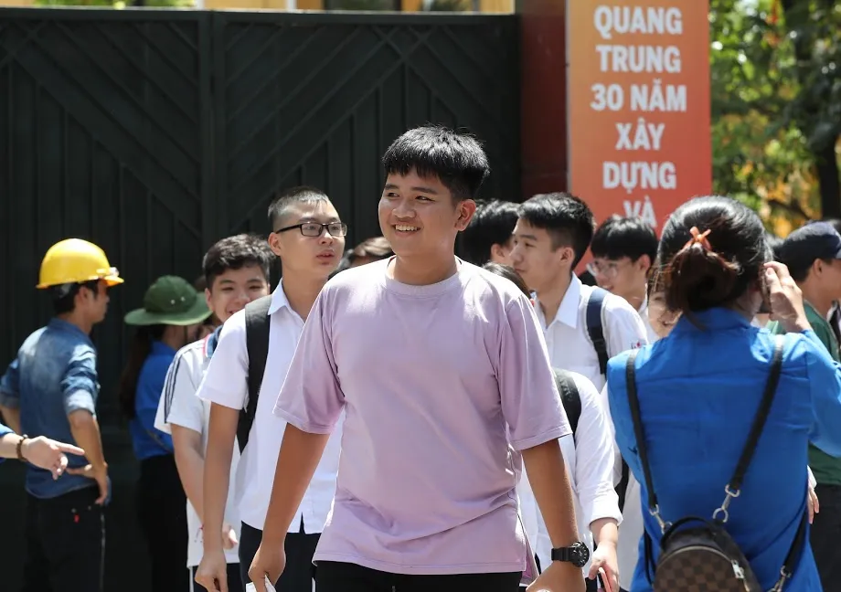 Đề thi tiếng Anh vào lớp 10 ở Hà Nội: Dự đoán nhiều điểm 10 ảnh 1