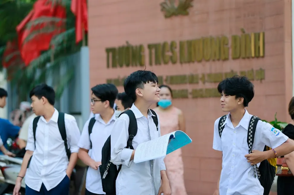 Thí sinh Hà Nội hoàn tất kỳ thi vào lớp 10: Đề Toán dễ thở ảnh 1