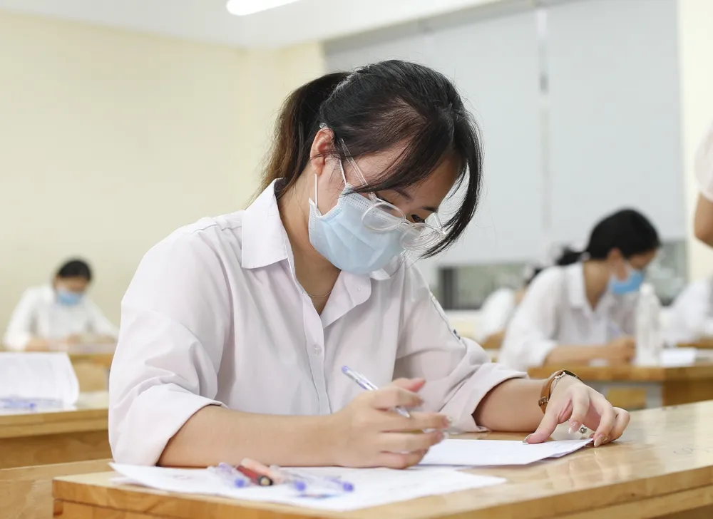 Ngày thi đầu tiên: 13 thí sinh bị đình chỉ do mang tài liệu và điện thoại vào phòng thi ảnh 2