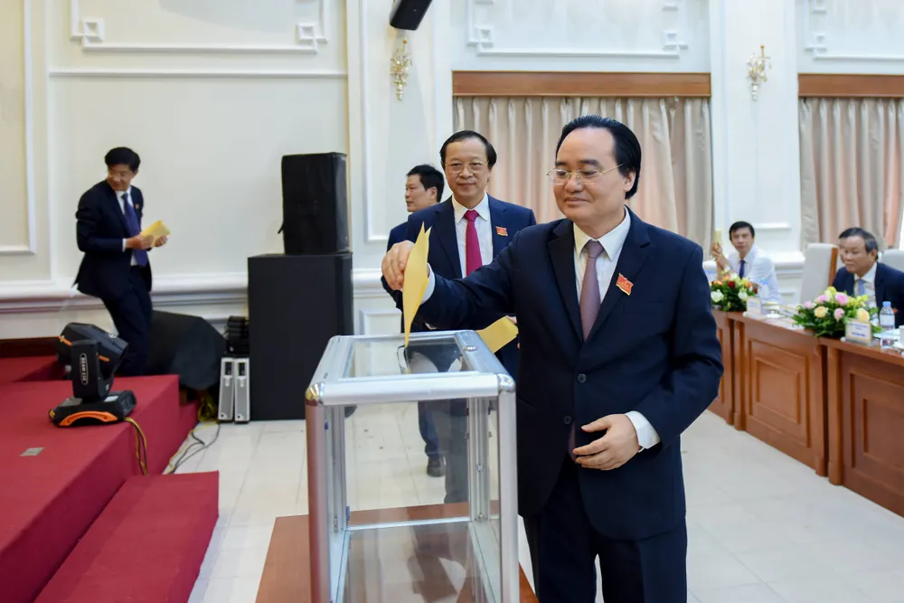 Bộ trưởng Phùng Xuân Nhạ và các đại biểu bỏ phiếu bầu Ban chấp hành Đảng bộ Bộ GD-ĐT nhiệm kỳ 2020 – 2025