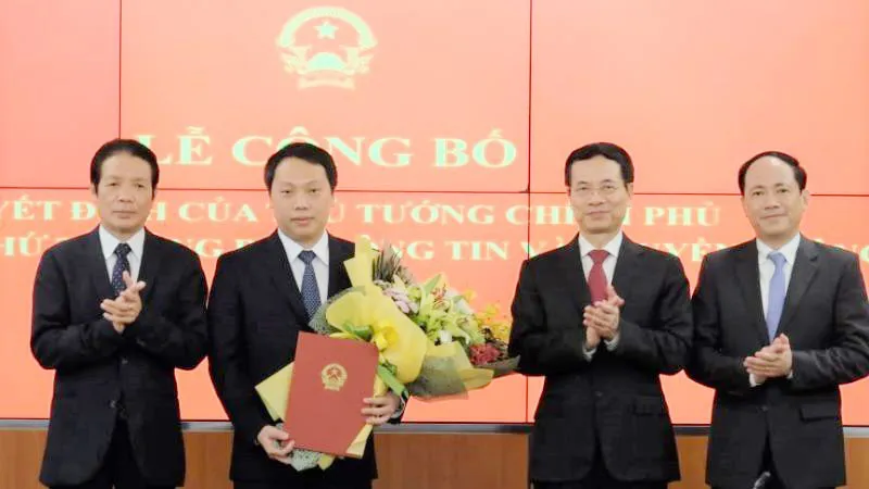 Thủ tướng bổ nhiệm nhân sự cấp cao Bộ TT-TT và Bộ Quốc phòng ảnh 1