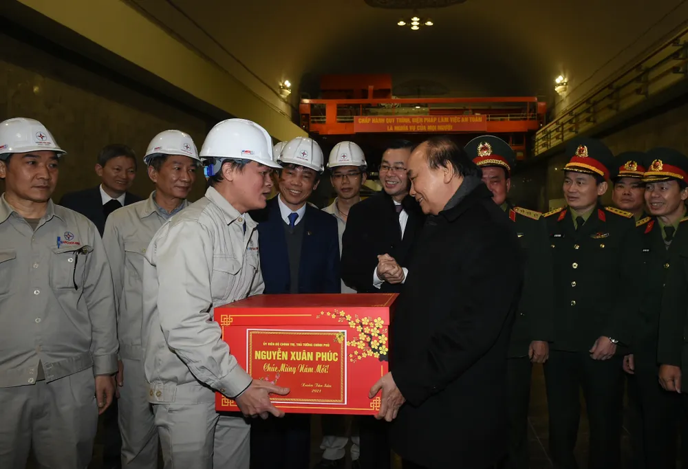 Thủ tướng Nguyễn Xuân Phúc động viên công nhân