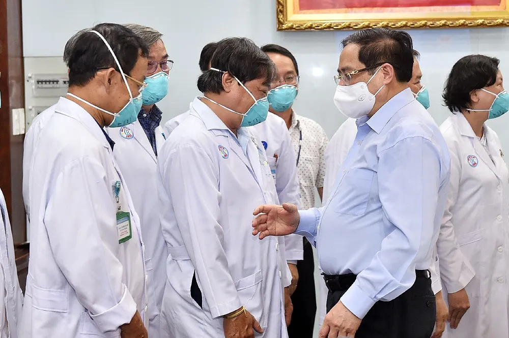 Thủ tướng Phạm Minh Chính đến kiểm tra công tác khám, chữa bệnh và phương án kiểm soát, phòng chống dịch Covid-19 tại Bệnh viện Chợ Rẫy (TPHCM). Ảnh: VIẾT CHUNG